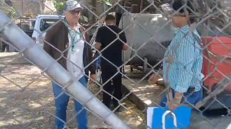 representantes del Ministerio de Medio Ambiente se presentaron en el lugar como parte de una comisión que respondió al llamado comunitario. Indicaron que ya se están realizando los procedimientos de evaluación del ruido generado por la planta