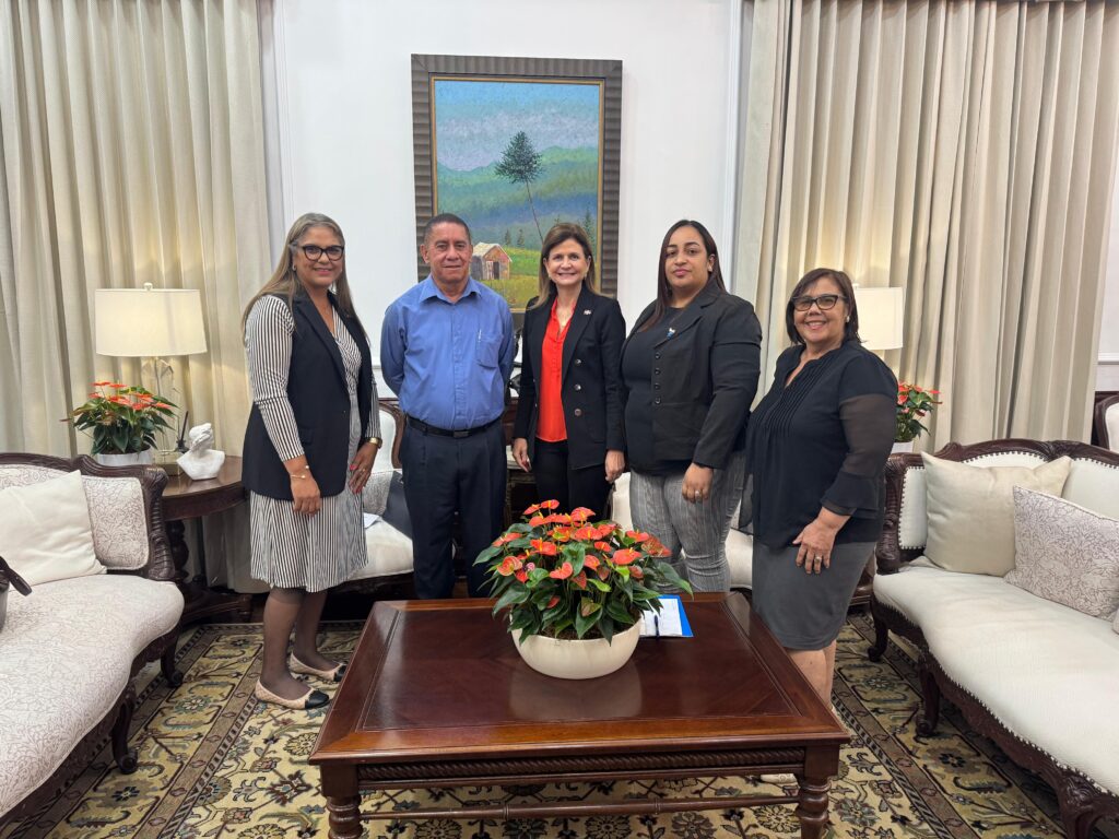 Yokasta Martínez y Vicepresidente Raquel Peña