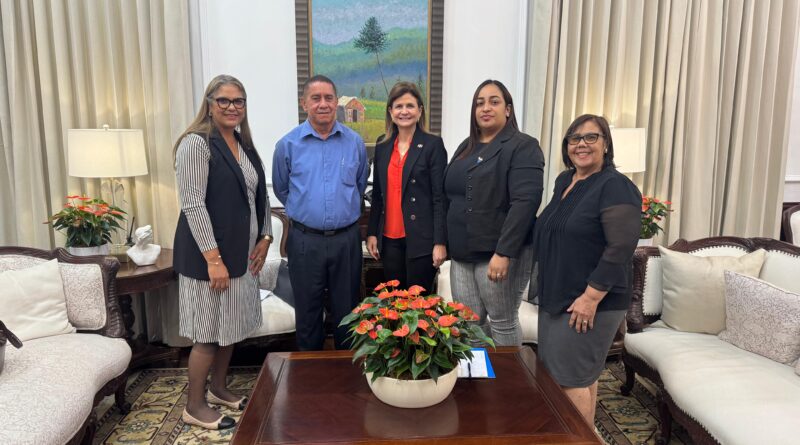 Yokasta Martínez y Vicepresidente Raquel Peña