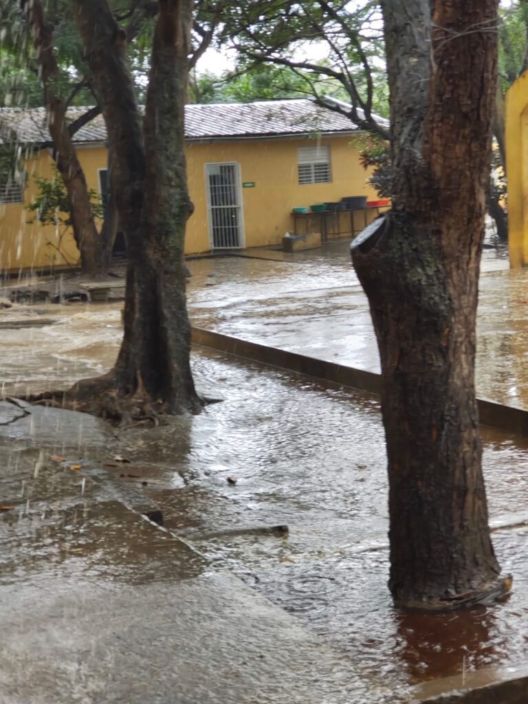 Aulas inundadas: lluvias del sábado afectaron escuela en Las Tres ...