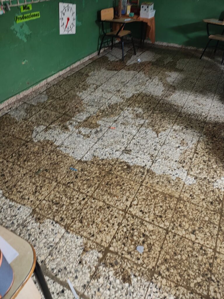 Aulas inundadas: lluvias del sábado afectaron escuela en Las Tres ...